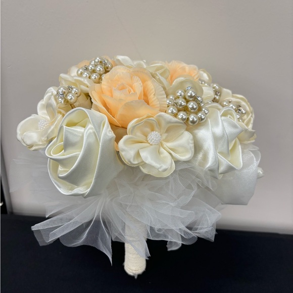 Artificial bridal bouquet - Picture 1 of 12